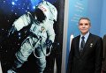 Первый космонавт Украины, Герой Украины Леонид Каденюк в Музее космонавтики в школе №36 имени С. П. Королева, в Киеве, 11 апреля 2016 года