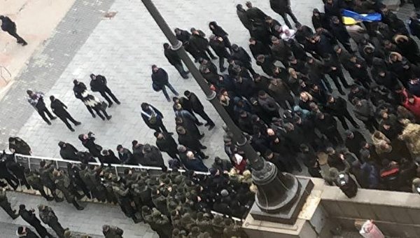 Военные пенсионеры заблокировали здание Кабмина в Киеве