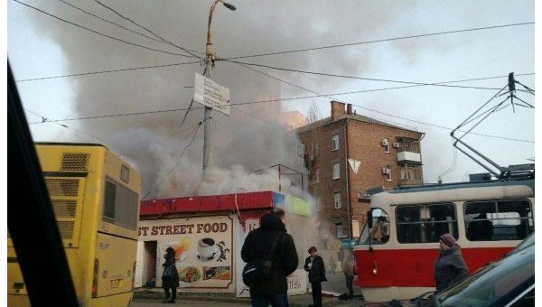 Пожар возле метро Лукьяновская в Киеве