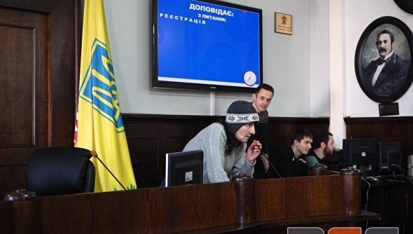 Женщина сорвала заседание горсовета Черновцов