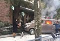В Шанхае автомобиль врезался в толпу пешеходов у кафе Starbucks