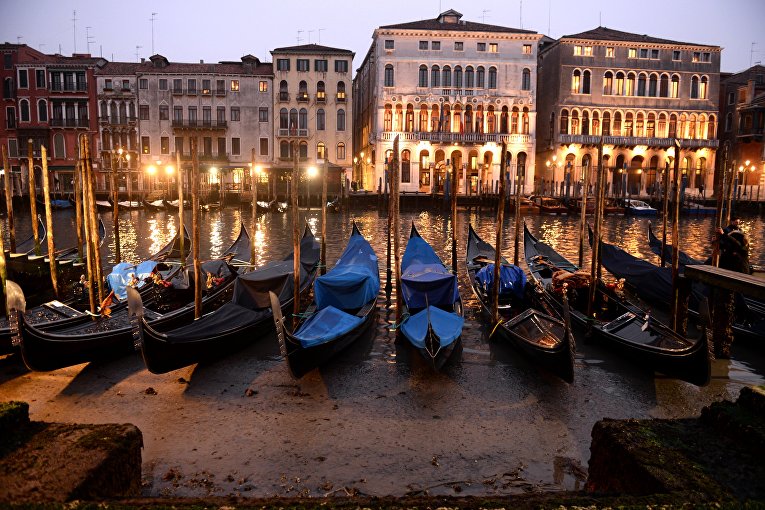 В Венеции неожиданно пересохли легендарные каналы