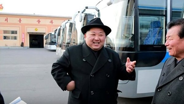 Ким Чен Ын покатался на троллейбусе по ночному Пхеньяну