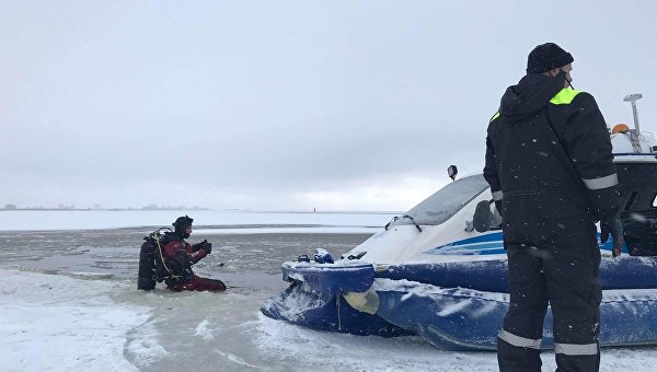 Спасательная операция в Эстонии, где провалился под лед микроавтобус