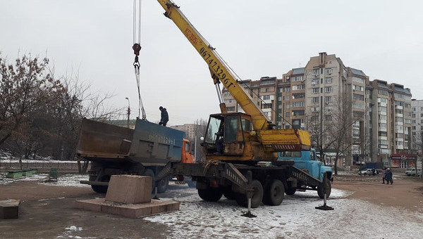 В Черкассах демонтировали памятник Героям Великого октября