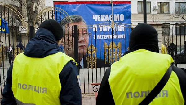 Виселица для Януковича под Оболонским судом в Киеве