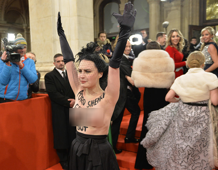 Акция Femen против участия Петра Порошенко в Венском балу