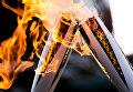 Факелы с Олимпийским огнём во время эстафеты Олимпийского огня XXIII зимних Олимпийских игр в Пхенчхане