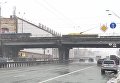 На Шулявском мосту в Киеве залатали яму, повредившую более 10 авто