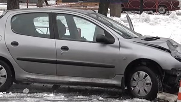 Нетрезвая девушка на Peugeot снесла двух людей на тротуаре под Киевом