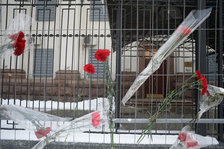 Киевляне несут цветы к посольству РФ после крушения Ан-148