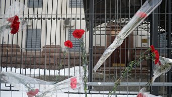 Киевляне несут цветы к посольству РФ после крушения Ан-148