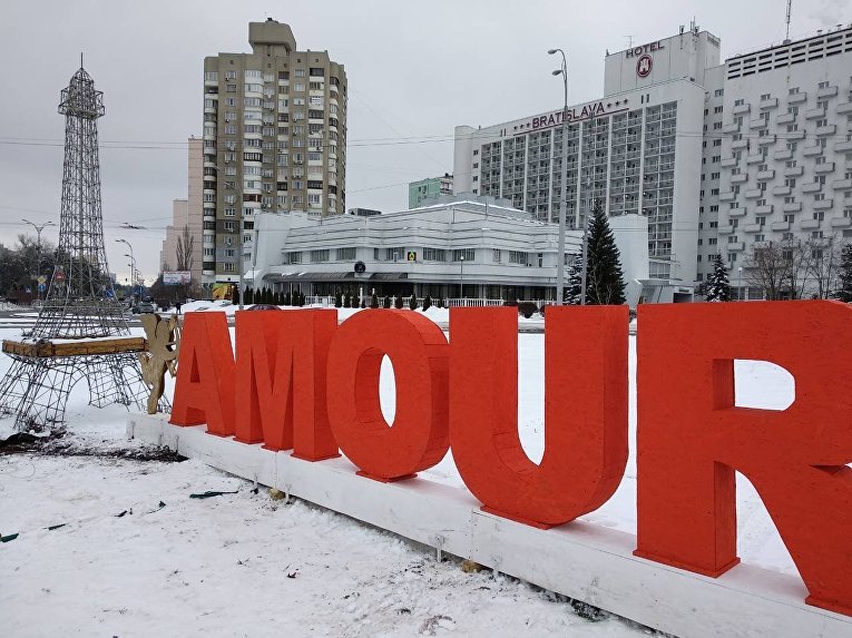 Романтические инсталяции от киевских коммунальщиков появились в столице