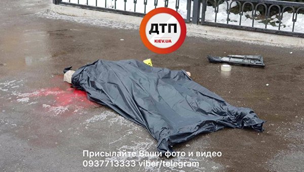 Автомобиль из-за гололеда вылетел с дороги и сбил пешехода в Киеве