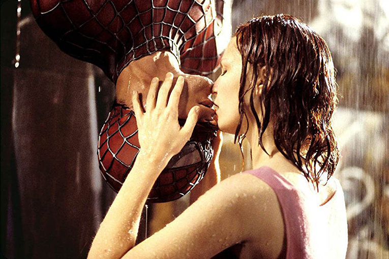 Историю любви супергероя Человека-паука и его подруги Мэри Джейн на большом экране весьма убедительно рассказали Тоби Магуайр и Кирстен Данст.