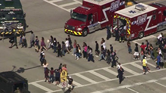 Учащиеся школы в городе Паркленд (Флорида), в которой произошла стрельба