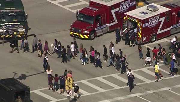 Учащиеся школы в городе Паркленд (Флорида), в которой произошла стрельба