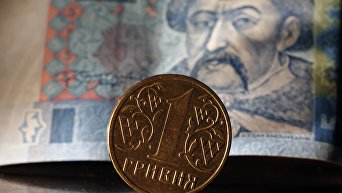 Денежные купюры и монеты США и Украины