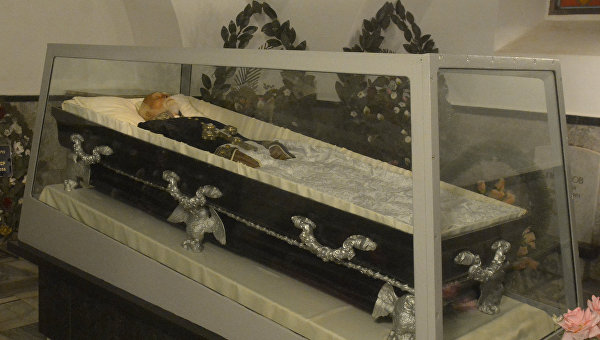 Церковь-некрополь Н.И. Пирогова. Забальзамированное тело покойного профессора, всемирно известного хирурга Николая Пирогова, покоящегося в склепе в Виннице