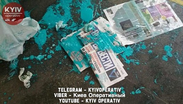 Продавщицу Вестей в Киеве облили краской
