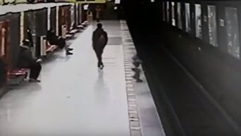 В Милане студент прыгнул на пути в метро, чтобы спасти ребенка. Видео