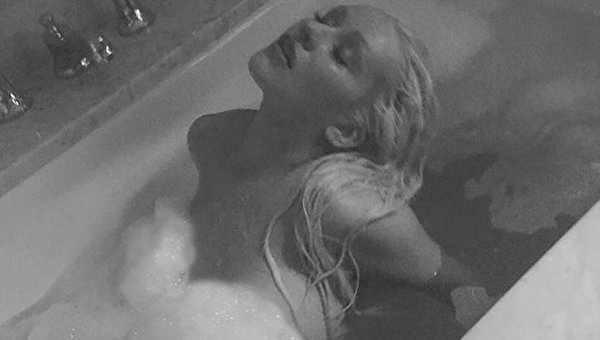 Кристина Агилера показала серию откровенных фотографий в ванной