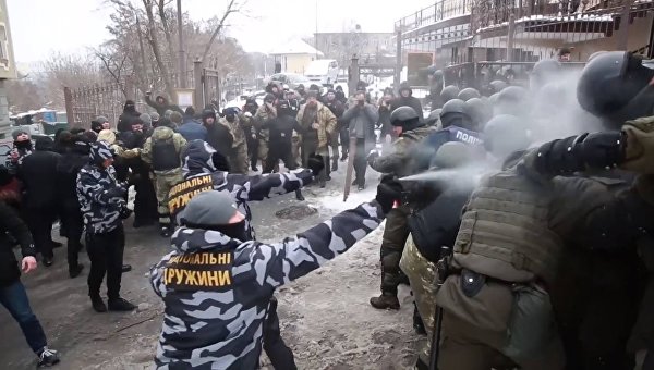 Столкновения Национальных дружин и полиции возле Соломенского райсуда Киева
