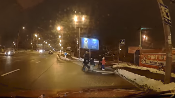 Появилось видео, как женщины с детьми перебегают шесть полос в Киеве. Видео