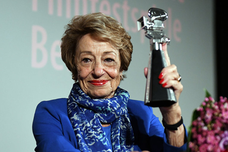 Президент и основатель EFM Беки Пробст с наградой Berlinale Kamera за ее 30-летнюю работу,  во время 68-го выпуска Берлинского кинофестиваля в Берлине, 16 февраля 2018