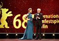Ведущий Анке Энгельке и директор кинофестиваля Дитер Косслик во время церемонии открытия 68-го Берлинского международного кинофестиваля в Берлине, Германия, 15 февраля 2018 года.