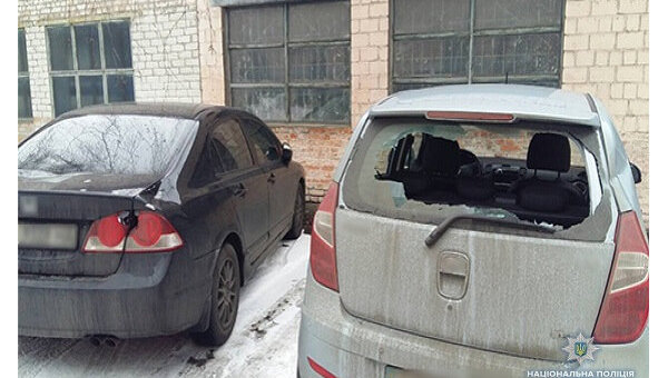 Мужчина разбил 13 автомобилей у здания Соломенского суда в Киеве