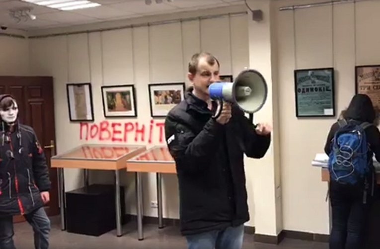 Нападение радикалов на офис Россотрудничества в Киеве