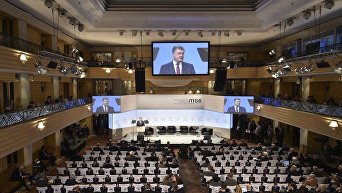 Петр Порошенко выступает перед полупустым залом во время Мюнхенской конференции