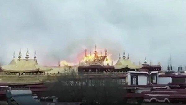 Буддийский монастырь и храм Джоканг загорелся в Лхасе