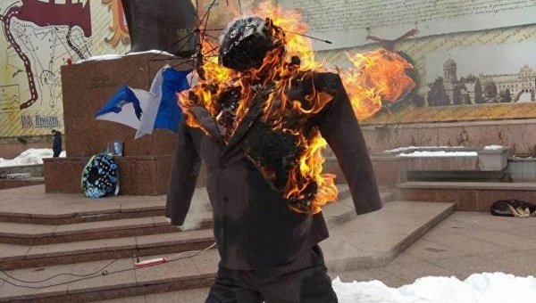 В Черновцах сторонники Михо сожгли чучело Порошенко