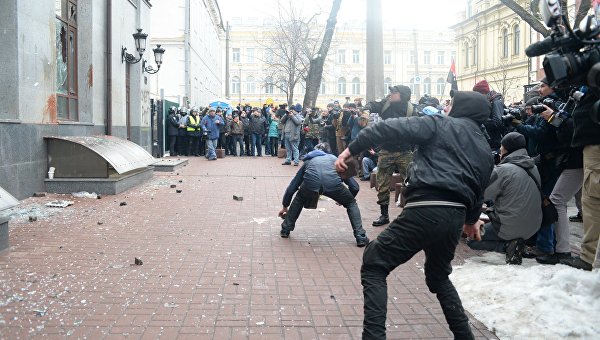 Атака националистов на здание Россотрудничества в Киеве