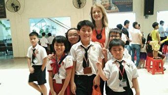 Елена Дегтяр со своими вьетнамскими учениками, которых обучает английскому языку