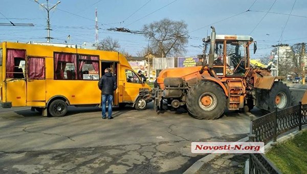 Столкновение трактора и автобуса в Николаеве