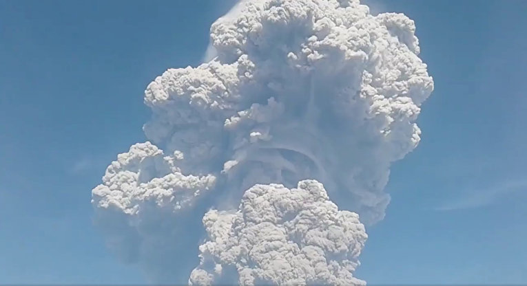 В Индонезии извергается вулкан Синабунг