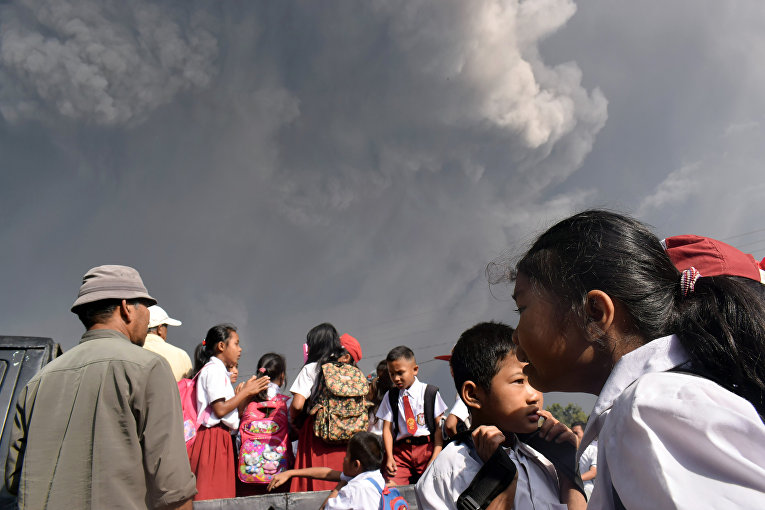 В Индонезии извергается вулкан Синабунг