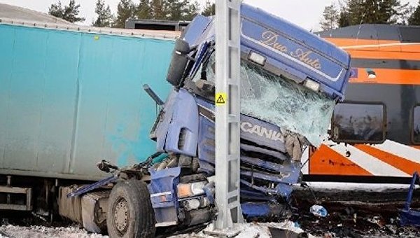 В Эстонии пассажирский поезд столкнулся на переезде с грузовиком Scania