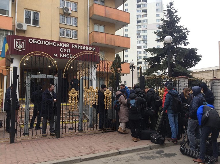Ситуация возле Оболонского суда перед допросом Порошенко