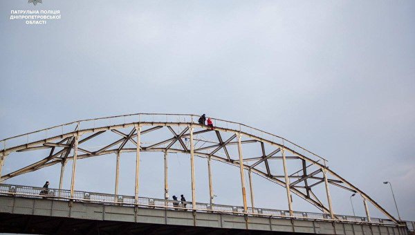 В Днепре полицейский уговорил женщину не прыгать с моста