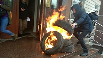 Активисты зажгли покрышки под зданием Шевченковского районного суда