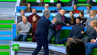 Ведущий в прямом эфире росТВ подрался с украинским экспертом. Видео