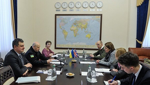 Секретарь СНБО Александр Турчинов и посол Великобритании в Украине Джудит Гоф