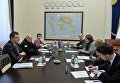 Секретарь СНБО Александр Турчинов и посол Великобритании в Украине Джудит Гоф