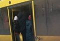 Никто не хотел уступать. Битва в дверях троллейбуса в Киеве. Видео
