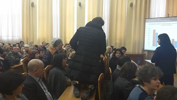 Депутат от Самопомичи ползала на коленях в Печерской райадминистрации Киева