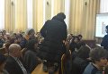 Депутат от Самопомичи ползала на коленях в Печерской райадминистрации Киева